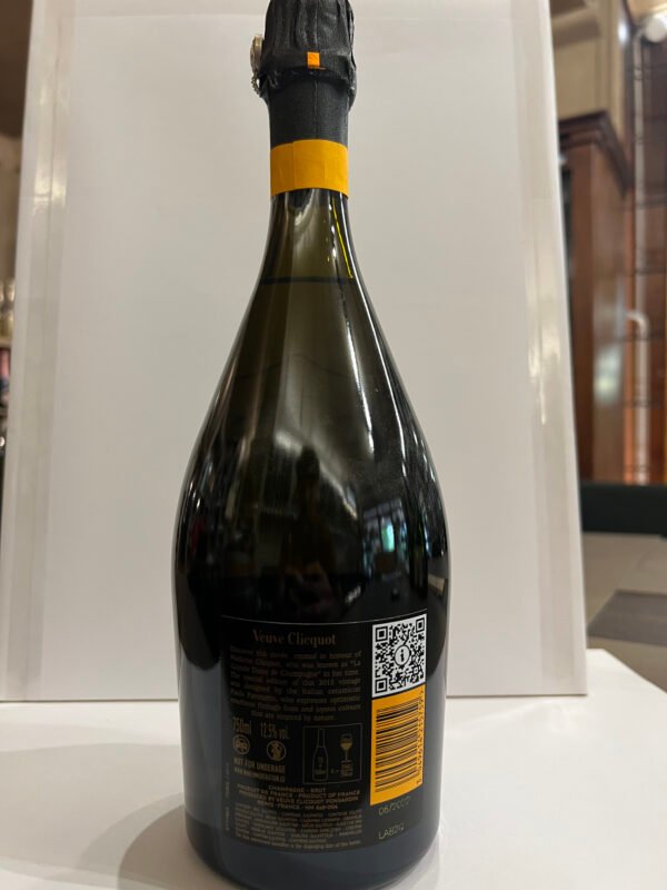 La grande dame retro Veuve Clicquot Champagne "La Grande Dame" 2015